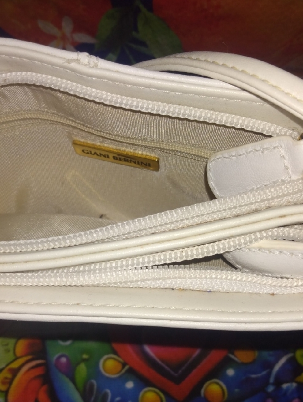 Giani Bernini White Crossbody Bag with Front Zip Pocket - Picture 3 of 4